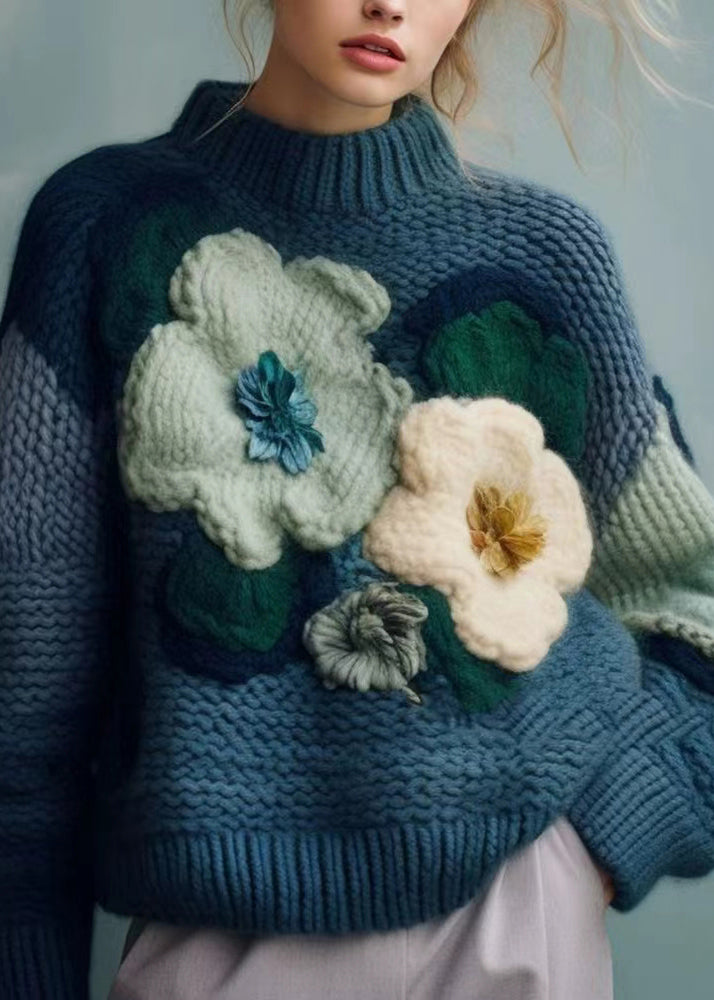 "Kvinnors mysig turtleneck tröja i art blått med patchwork-mönster och mjuk stickad textur, perfekt för kyliga dagar."