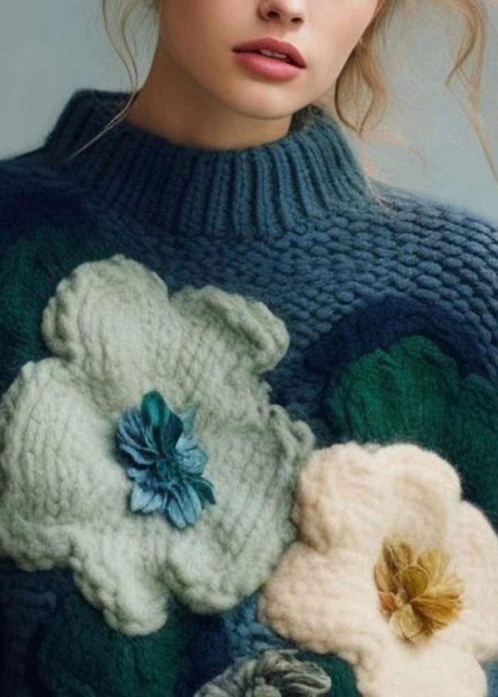 "Kvinnors mysig turtleneck tröja i art blått med patchwork-mönster och mjuk stickad textur, perfekt för kyliga dagar."