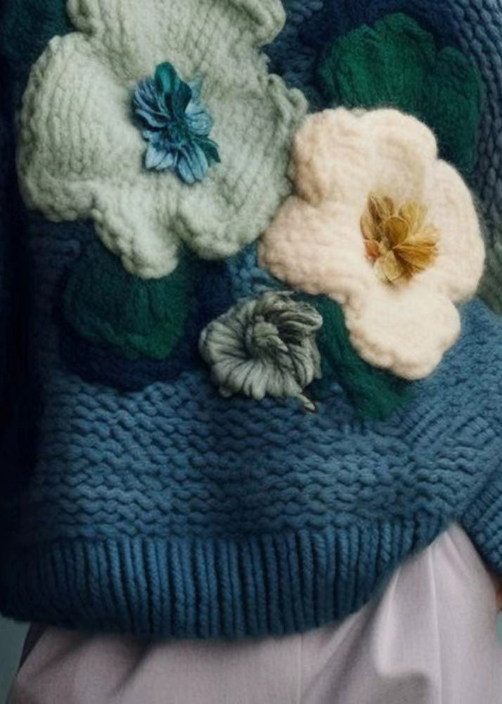 "Kvinnors mysig turtleneck tröja i art blått med patchwork-mönster och mjuk stickad textur, perfekt för kyliga dagar."