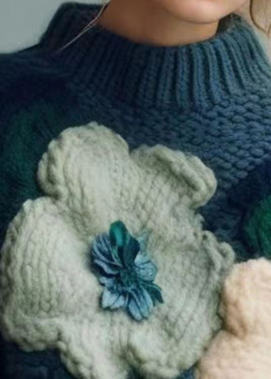 "Kvinnors mysig turtleneck tröja i art blått med patchwork-mönster och mjuk stickad textur, perfekt för kyliga dagar."