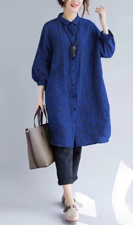 "Kvinnors oversize T-shirt med rutigt mönster, nedvikt krage och lång ärm, trendig och bekväm look för alla tillfällen."