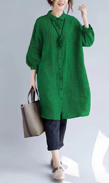 "Kvinnors oversize T-shirt med rutigt mönster, nedvikt krage och lång ärm, trendig och bekväm look för alla tillfällen."