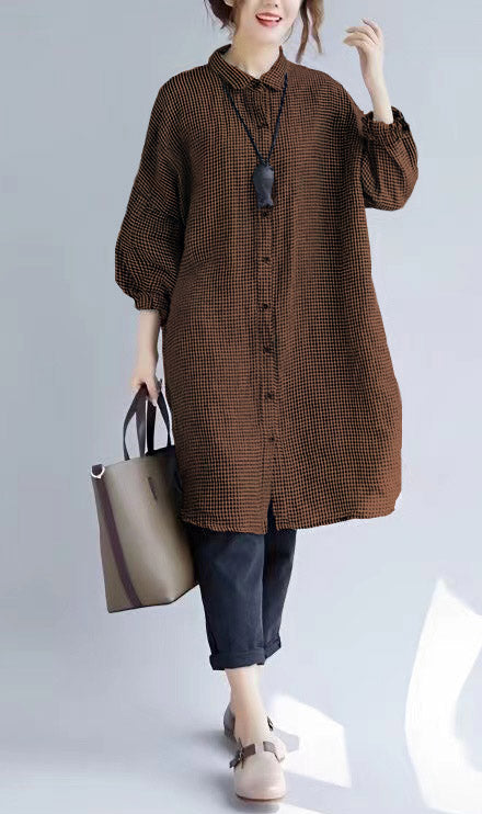 "Kvinnors oversize T-shirt med rutigt mönster, nedvikt krage och lång ärm, trendig och bekväm look för alla tillfällen."
