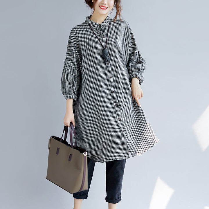 "Kvinnors oversize T-shirt med rutigt mönster, nedvikt krage och lång ärm, trendig och bekväm look för alla tillfällen."