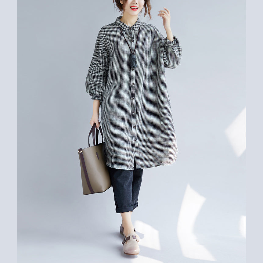 "Kvinnors oversize T-shirt med rutigt mönster, nedvikt krage och lång ärm, trendig och bekväm look för alla tillfällen."