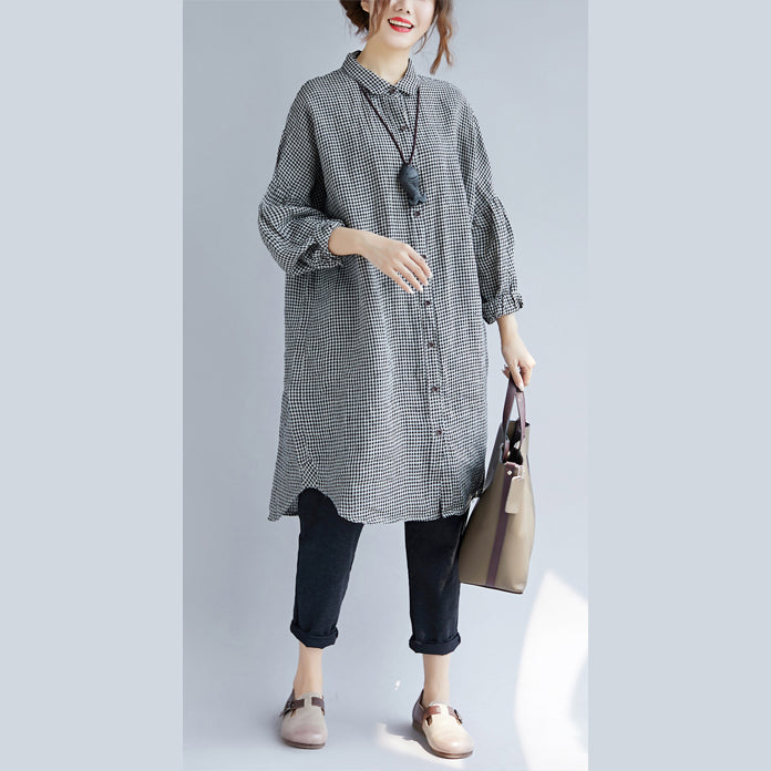 "Kvinnors oversize T-shirt med rutigt mönster, nedvikt krage och lång ärm, trendig och bekväm look för alla tillfällen."