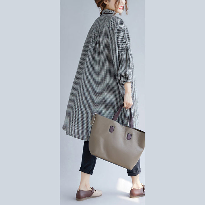 "Kvinnors oversize T-shirt med rutigt mönster, nedvikt krage och lång ärm, trendig och bekväm look för alla tillfällen."