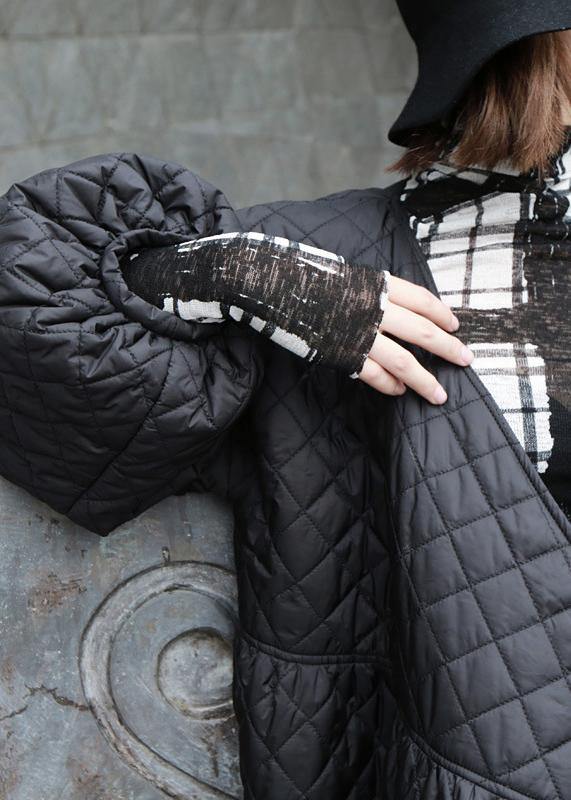 "Kvinnors oversize vinterkappa med lanternärm och elegant snitt, perfekt för stilren och bekväm vinterklädsel."