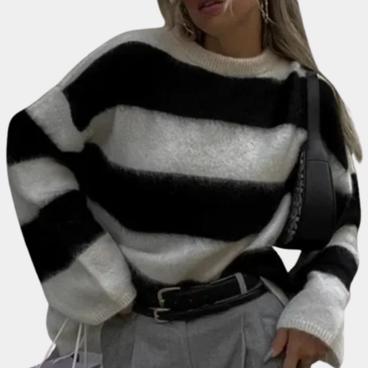 Kvinnors oversizetröja i beige och blå med långa ärmar, avslappnad passform för stil och komfort, perfekt för alla säsonger.