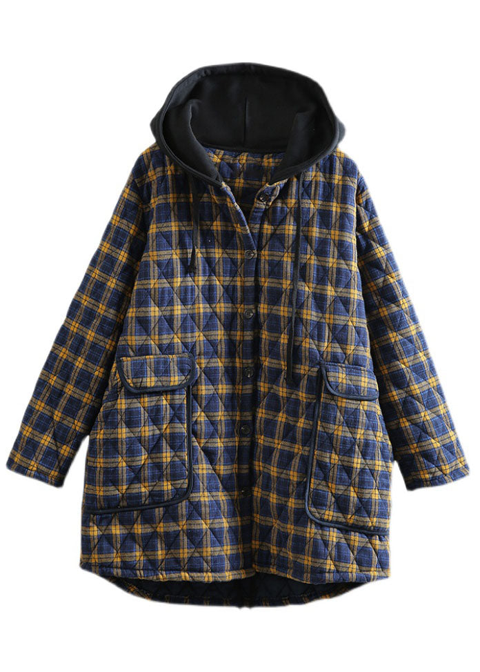 "Kvinnors parkas med gul huva och rutig design, visad framifrån för en trendig och bekväm vinterstil."