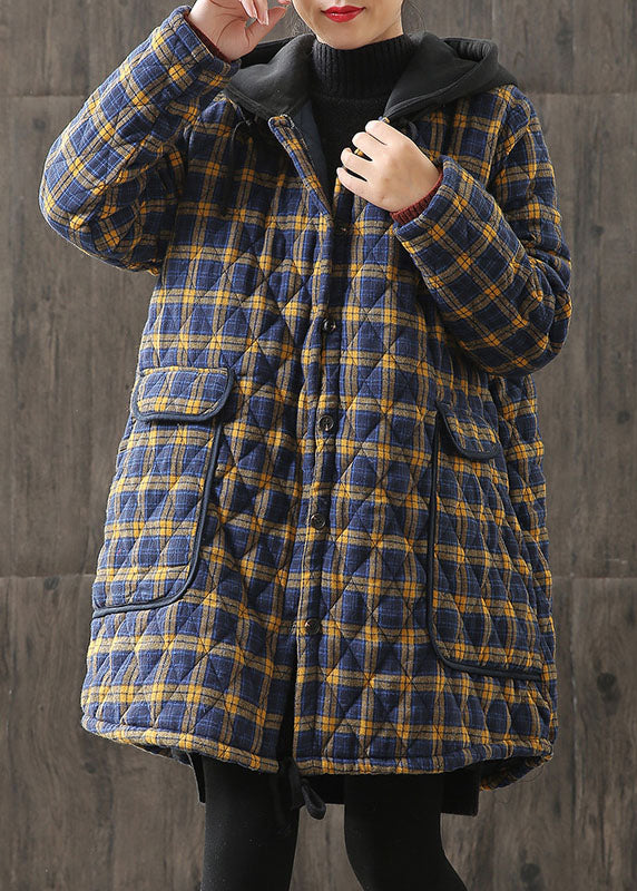 "Kvinnors parkas med gul huva och rutig design, visad framifrån för en trendig och bekväm vinterstil."