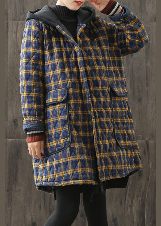 "Kvinnors parkas med gul huva och rutig design, visad framifrån för en trendig och bekväm vinterstil."