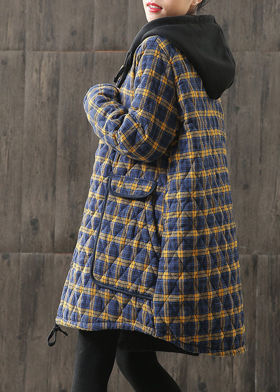 "Kvinnors parkas med gul huva och rutig design, visad framifrån för en trendig och bekväm vinterstil."