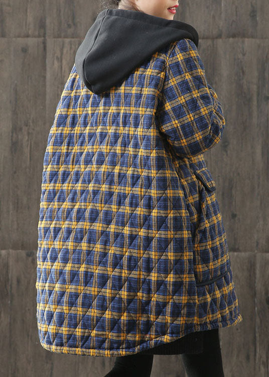 "Kvinnors parkas med gul huva och rutig design, visad framifrån för en trendig och bekväm vinterstil."