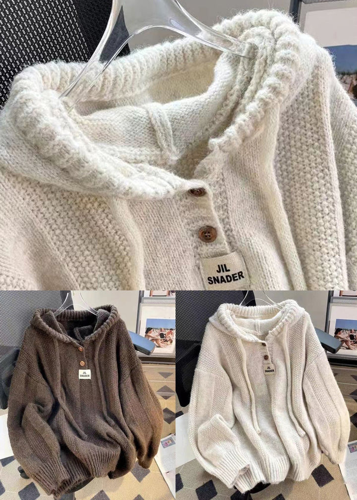 "Kvinnors patchwork hoodie med huva, avslappnad passform och fickor, stilfull design i grönt och brunt."