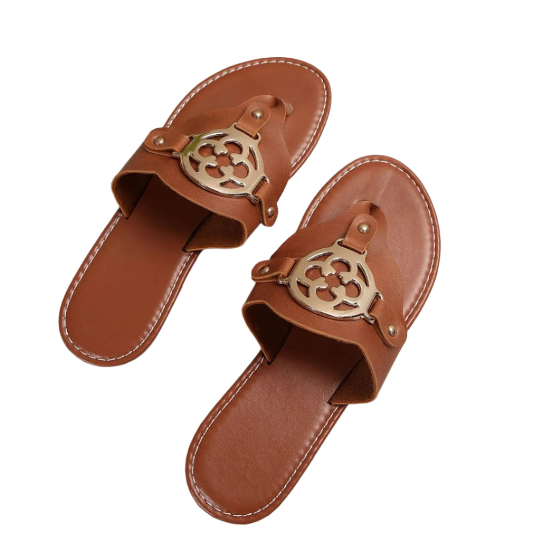 "Kvinnors platta sandaler med unik design, beige remmar, halkfri gummisula och dämpad innersula för komfort."