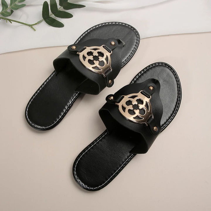 "Kvinnors platta sandaler med unik design, beige remmar, halkfri gummisula och dämpad innersula för komfort."