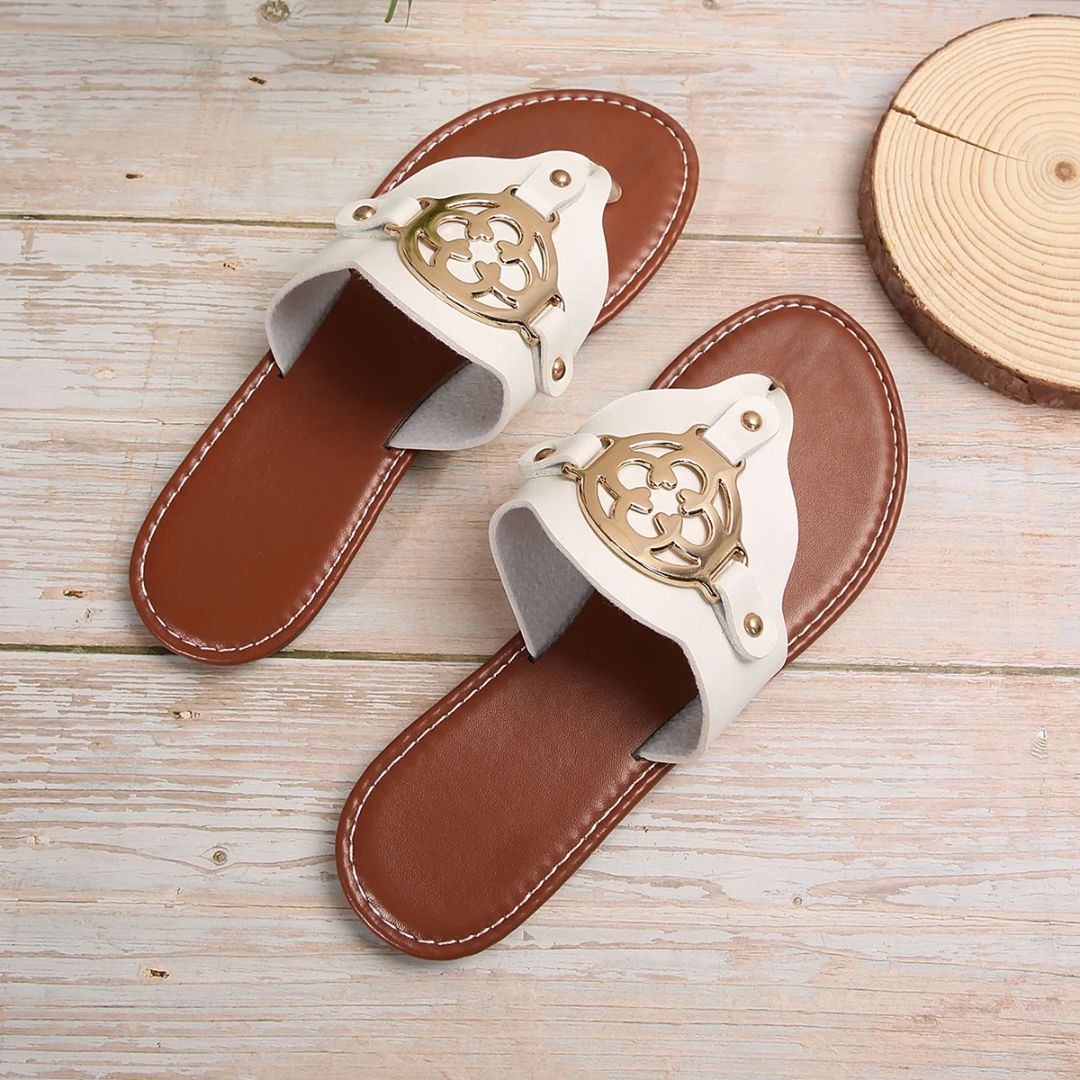 "Kvinnors platta sandaler med unik design, beige remmar, halkfri gummisula och dämpad innersula för komfort."