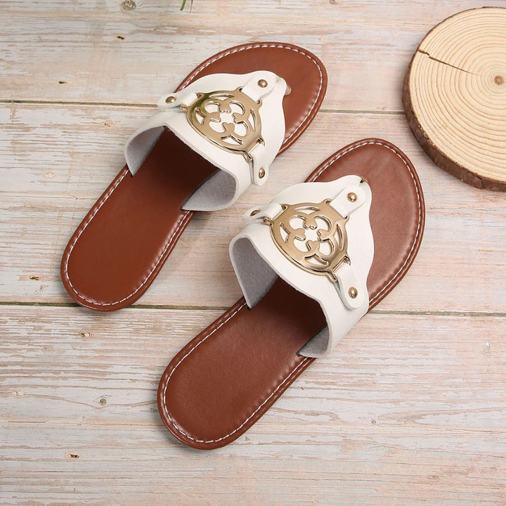 "Kvinnors platta sandaler med unik design, beige remmar, halkfri gummisula och dämpad innersula för komfort."