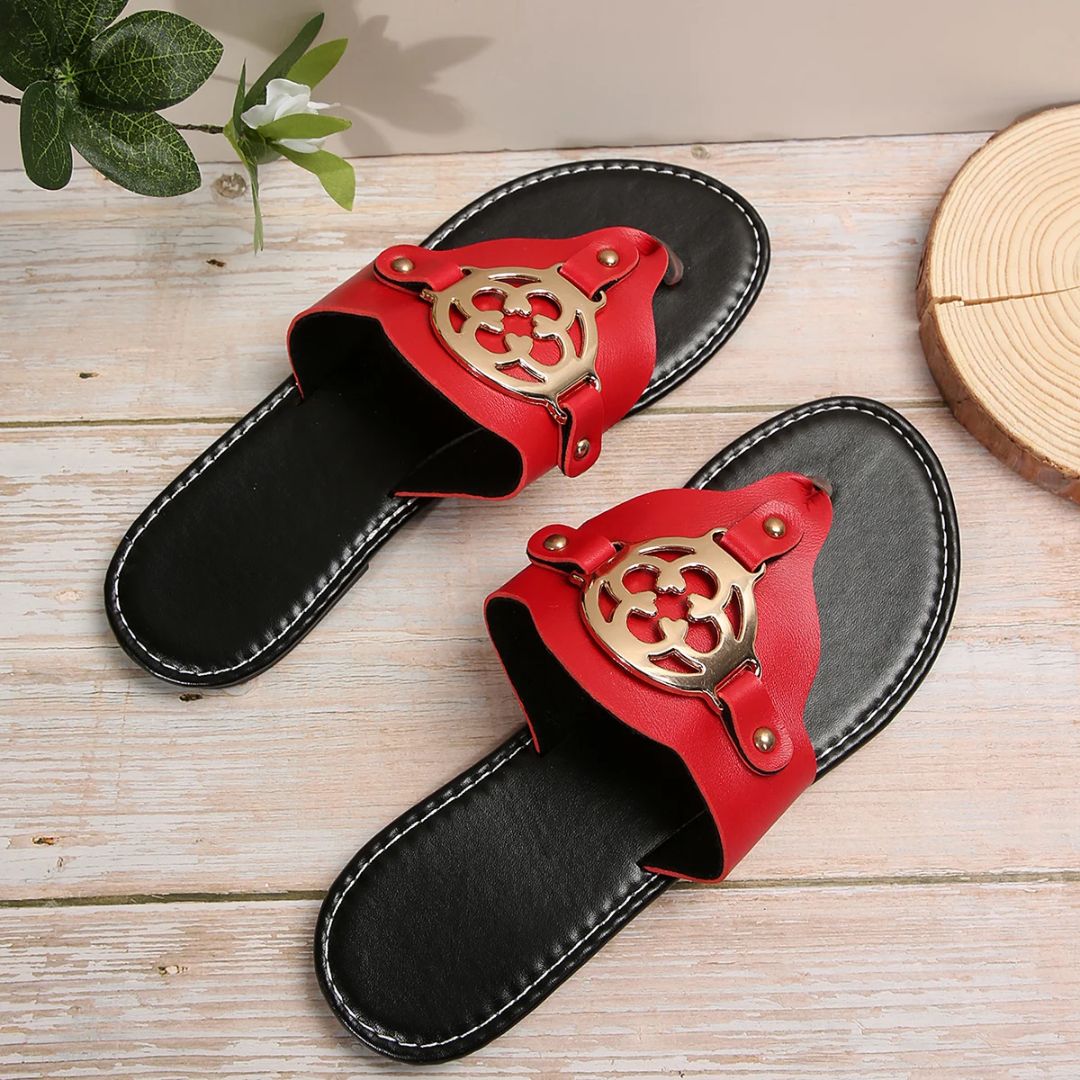 "Kvinnors platta sandaler med unik design, beige remmar, halkfri gummisula och dämpad innersula för komfort."
