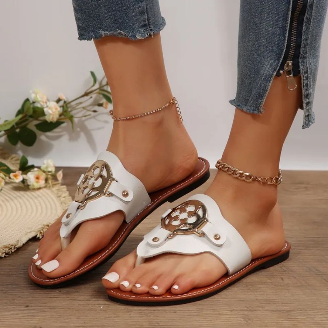 "Kvinnors platta sandaler med unik design, beige remmar, halkfri gummisula och dämpad innersula för komfort."