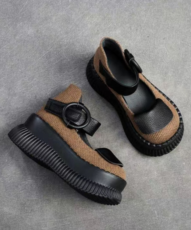 "Kvinnors plattform loafer med justerbart spänne, elegant design och vadderad innersula för stil och komfort."