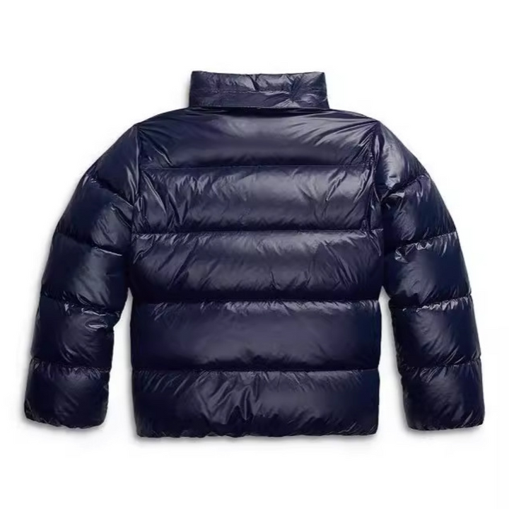 Kvinnors quiltad värmeisolerande jacka, elegant design framifrån, ger komfort och stil för kyliga vinterdagar.