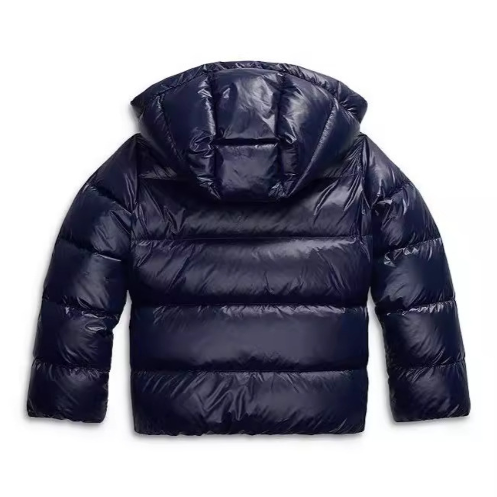 Kvinnors quiltad värmeisolerande jacka, elegant design framifrån, ger komfort och stil för kyliga vinterdagar.