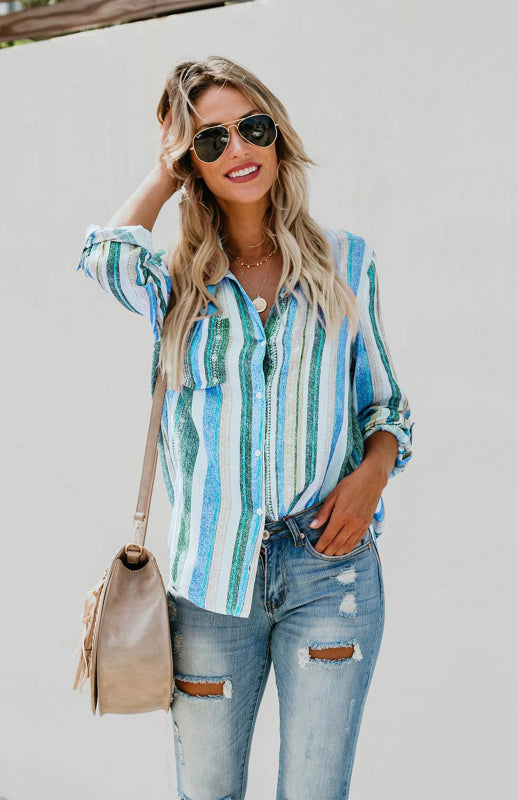 "Kvinnors randig button-up top med vändkrage, framsida, klassisk elegans för vardag och jobb, tidlös stil."