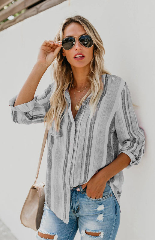 "Kvinnors randig button-up top med vändkrage, framsida, klassisk elegans för vardag och jobb, tidlös stil."