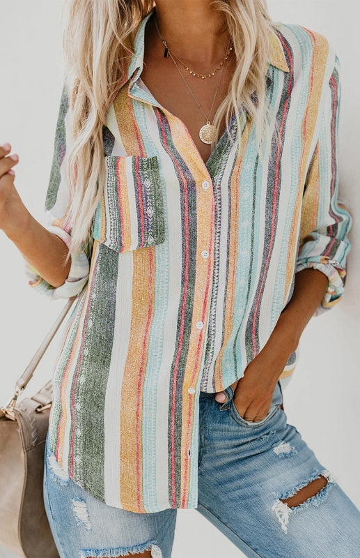 "Kvinnors randig button-up top med vändkrage, framsida, klassisk elegans för vardag och jobb, tidlös stil."