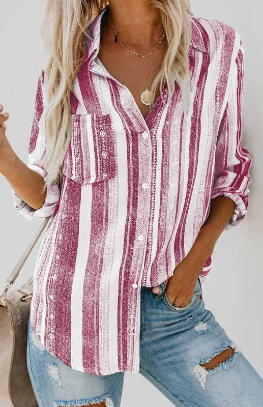 "Kvinnors randig button-up top med vändkrage, framsida, klassisk elegans för vardag och jobb, tidlös stil."
