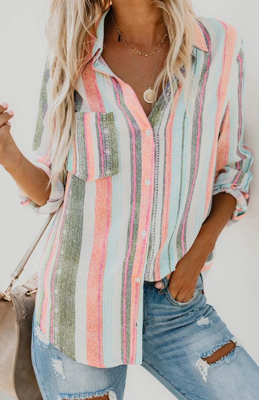 "Kvinnors randig button-up top med vändkrage, framsida, klassisk elegans för vardag och jobb, tidlös stil."