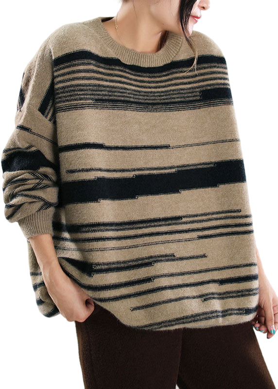 "Kvinnors randig stickad tröja i khaki, sofistikerad design med mjuk textur för vintergarderob. Perfekt för stil och komfort.