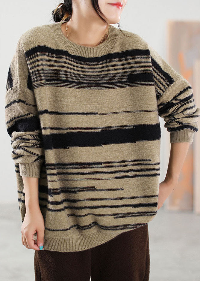 "Kvinnors randig stickad tröja i khaki, sofistikerad design med mjuk textur för vintergarderob. Perfekt för stil och komfort.