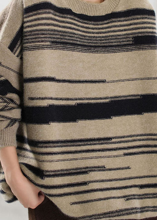 "Kvinnors randig stickad tröja i khaki, sofistikerad design med mjuk textur för vintergarderob. Perfekt för stil och komfort.