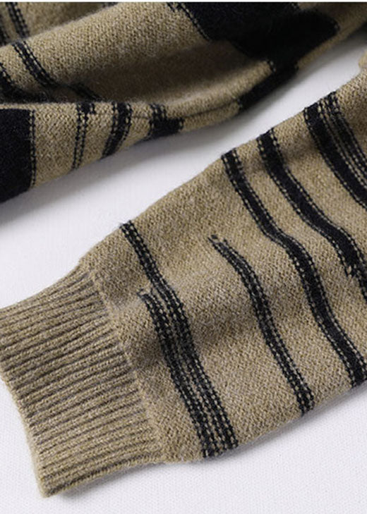 "Kvinnors randig stickad tröja i khaki, sofistikerad design med mjuk textur för vintergarderob. Perfekt för stil och komfort.