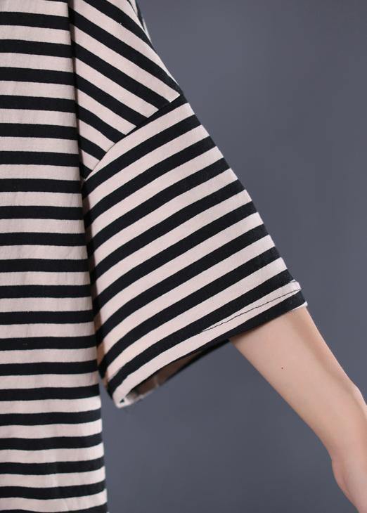 "Kvinnors randig tunika med dragsko och huva, i svart och vitt, för avslappnad och elegant stil."