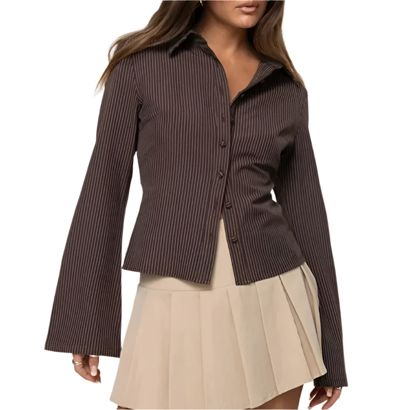 "Kvinnors retro blus med flare-ärmar och slim fit, elegant siluett i mjukt polyestertyg, tidlös vintage stil."