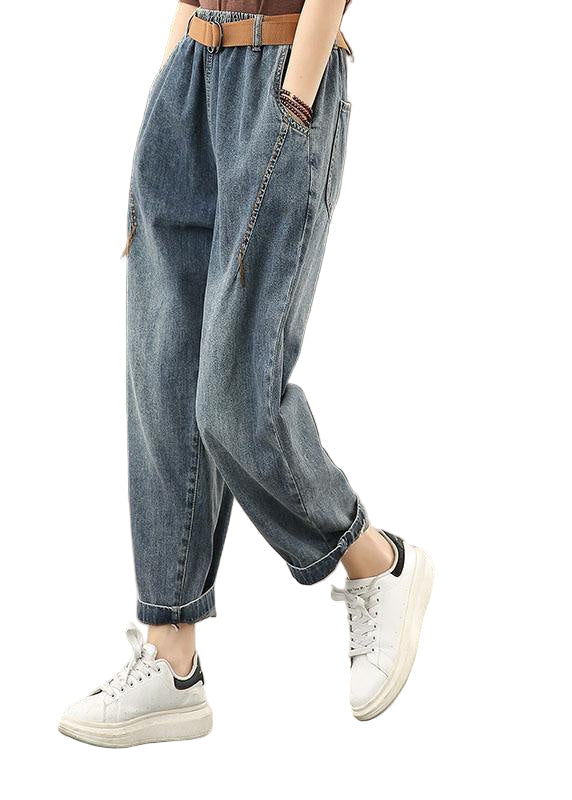 "Kvinnors retro denimbyxor med ljus dekoration, främre vy, elastisk midja, mjukt tyg, tidlös blå tvättad jeanslook."
