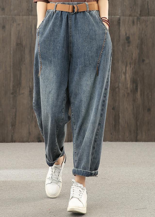 "Kvinnors retro denimbyxor med ljus dekoration, främre vy, elastisk midja, mjukt tyg, tidlös blå tvättad jeanslook."