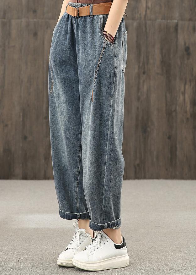 "Kvinnors retro denimbyxor med ljus dekoration, främre vy, elastisk midja, mjukt tyg, tidlös blå tvättad jeanslook."