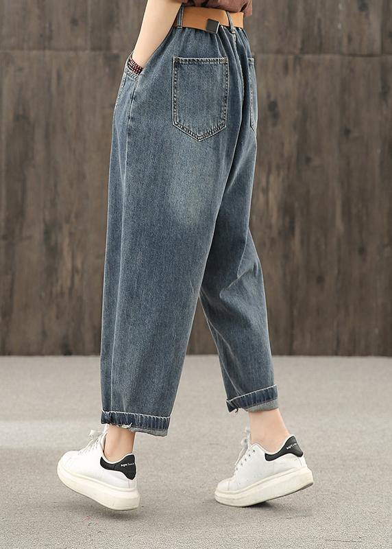 "Kvinnors retro denimbyxor med ljus dekoration, främre vy, elastisk midja, mjukt tyg, tidlös blå tvättad jeanslook."