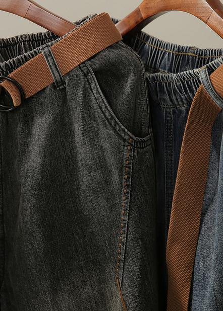 "Kvinnors retro denimbyxor med ljus dekoration, främre vy, elastisk midja, mjukt tyg, tidlös blå tvättad jeanslook."