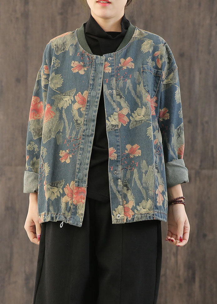 "Kvinnors retro denimjacka med löst passform, framvy. Unikt retrotryck, knappar, stilfull och funktionell look."
