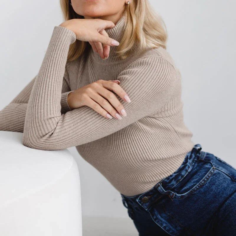 "Kvinnors ribbad polotröja med mysig krage, elegant design, perfekt för både formella och avslappnade tillfällen."