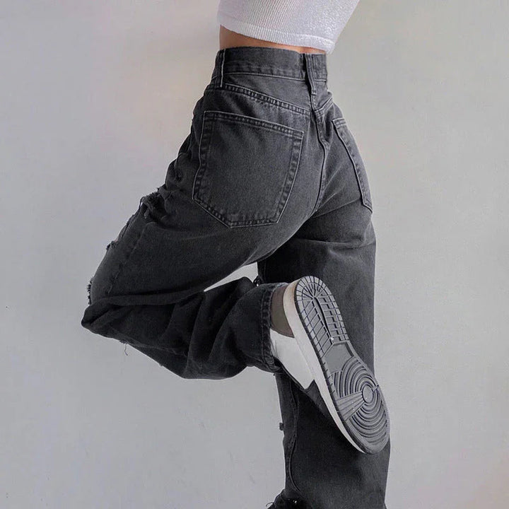 "Kvinnors rippade jeans med rå fåll, avslappnad passform, moderna och edgy, perfekt för unik stil och komfort."