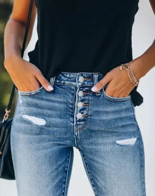 "Kvinnors rippade slim fit jeans, smala och slitna, stilfull design, trendig look för den moderna kvinnan."