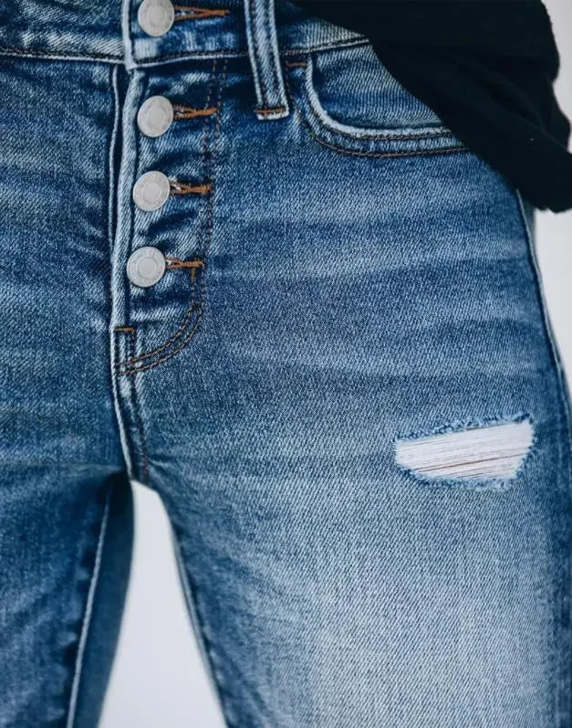 "Kvinnors rippade slim fit jeans, smala och slitna, stilfull design, trendig look för den moderna kvinnan."