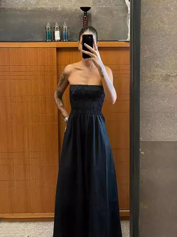"Kvinnors ärmlös maxiklänning i vitt och grönt med tube top, perfekt för sommarens stranddagar och kvällar."
